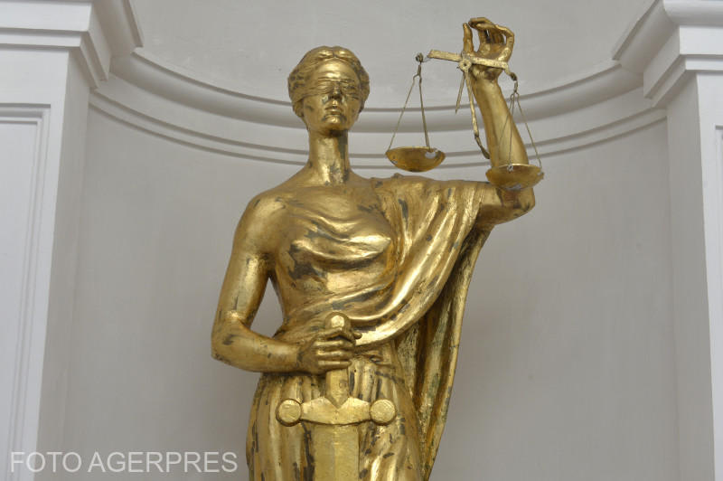 Statuia Themis în holul Parchetului General, România