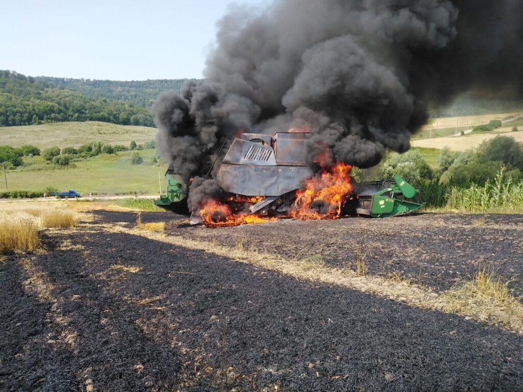 Combina agricolă în flăcări, intervenție de pompieri Combina agricolă în flăcări, intervenție de pompieri