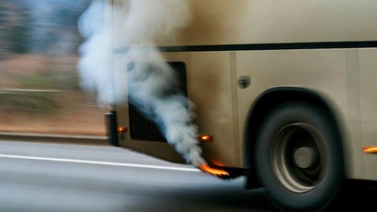 Incendiu la un autocar în parcarea unei benzinării din Suceava: Flăcările au fost stinse rapid de angajați Incendiu la un autocar în parcarea unei benzinării din Suceava: Flăcările au fost stinse rapid de angajați