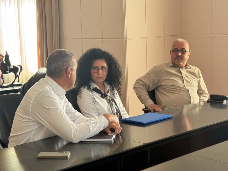 Reprezentanți ai instituțiilor din Mureș discutând despre turismul activ