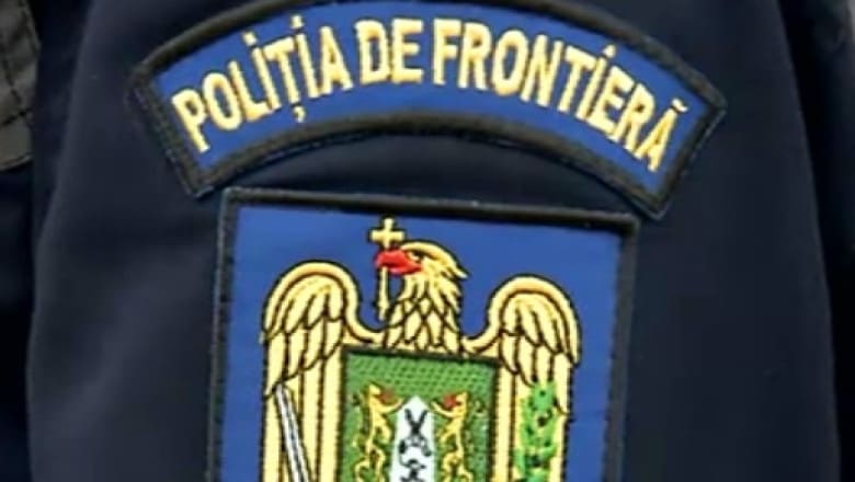 Polițiști de frontieră oprind un TIR cu migranți ascunși în remorcă Polițiști de frontieră oprind un TIR cu migranți ascunși în remorcă
