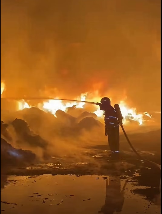 Pompieri în acțiune stingând un incendiu la depozit de reciclare din Giurgiu Pompieri în acțiune stingând un incendiu la depozit de reciclare din Giurgiu