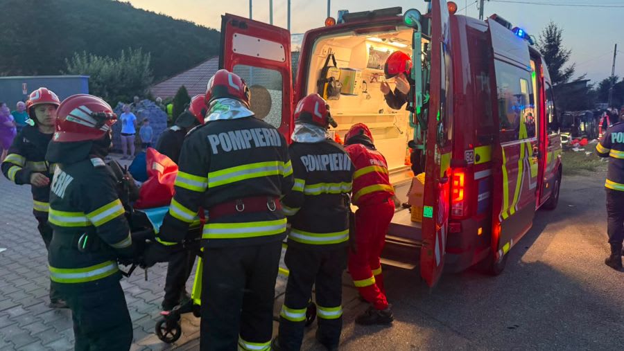 Echipaje de urgență intervenind la accident în Sănduleni Echipaje de urgență intervenind la accident în Sănduleni