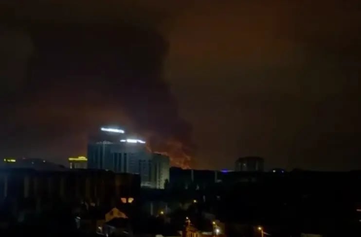 Explozie și fum deasupra unei rafinării din Rusia, atacuri cu drone din Ucraina