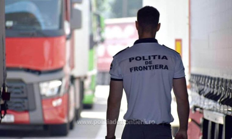 Inspector vamal verificând portbagajul unei mașini din Ucraina Inspector vamal verificând portbagajul unei mașini din Ucraina