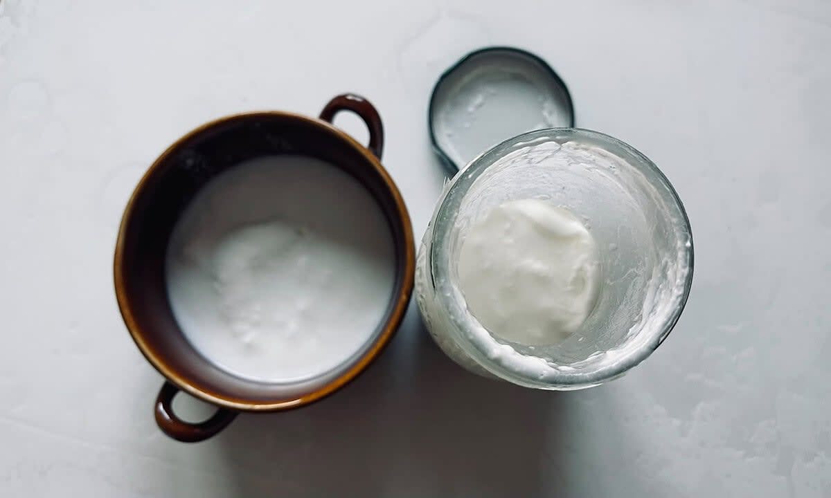 Trei boluri cu iaurt natural și fructe proaspete pe o masă Trei boluri cu iaurt natural și fructe proaspete pe o masă