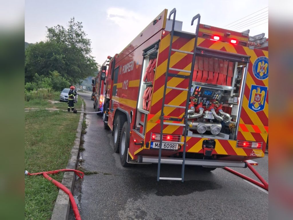 Pompieri români stingând incendiu la construcții din Băile Govora Pompieri români stingând incendiu la construcții din Băile Govora