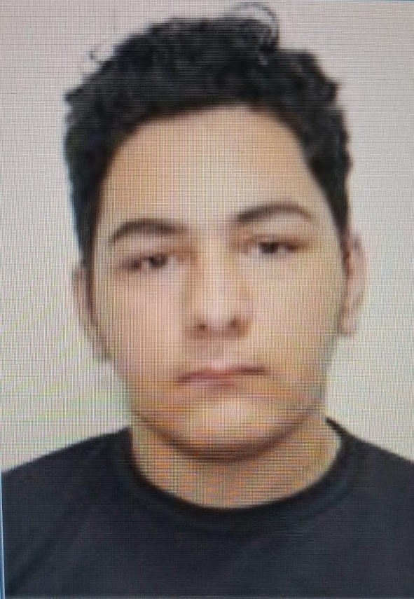Polițist căutând un minor dispărut Polițist căutând un minor dispărut