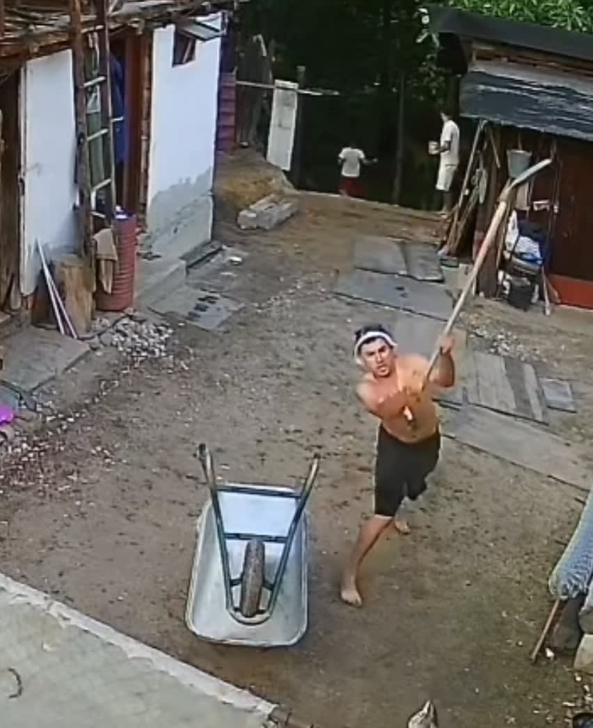 Tineri agresând un localnic în curtea casei la Costești Tineri agresând un localnic în curtea casei la Costești