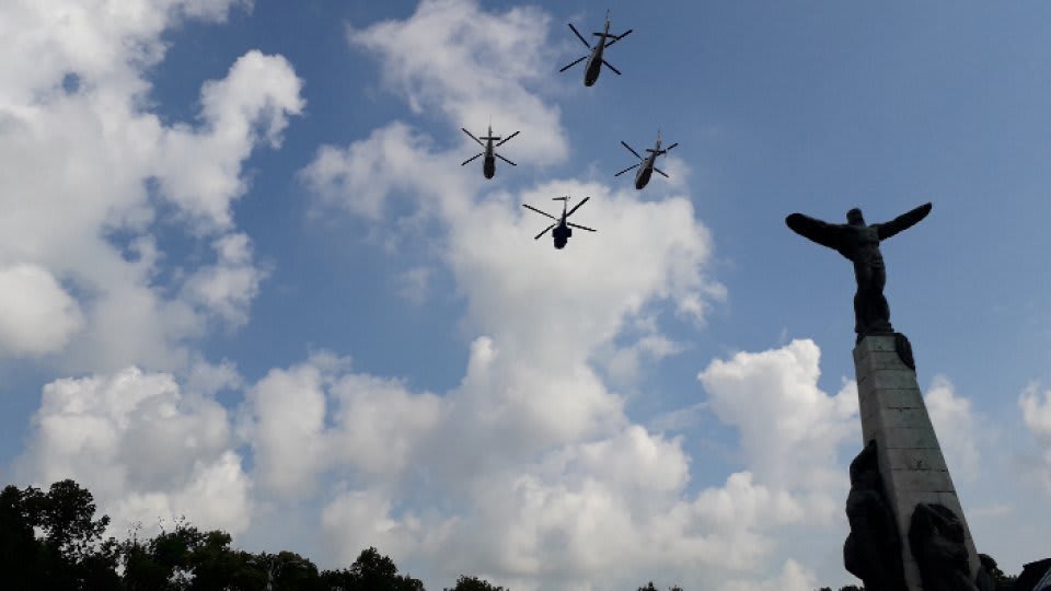Aeronave militare survolând Piața Aviatorilor în București Aeronave militare survolând Piața Aviatorilor în București