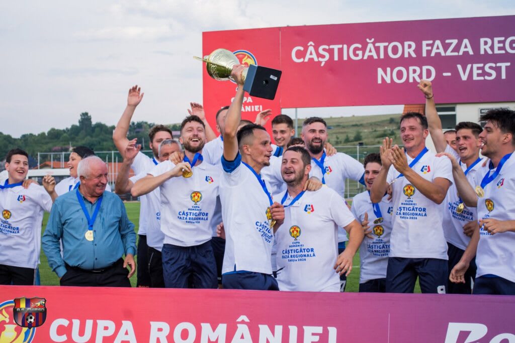 Jucători FC Chieșd sărbătorind victoria în finala regională Jucători FC Chieșd sărbătorind victoria în finala regională