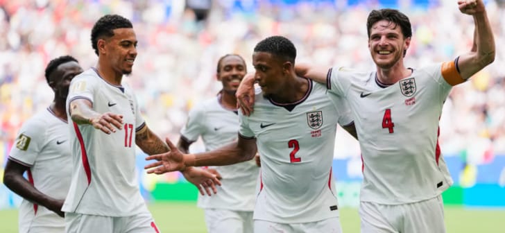 Jucători de fotbal britanici sărbătorind medalia de bronz