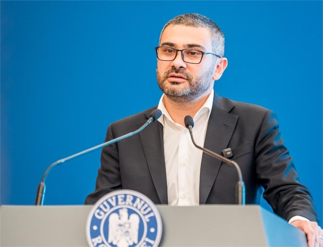 Politician PSD discutând cu sindicaliști în birou Politician PSD discutând cu sindicaliști în birou