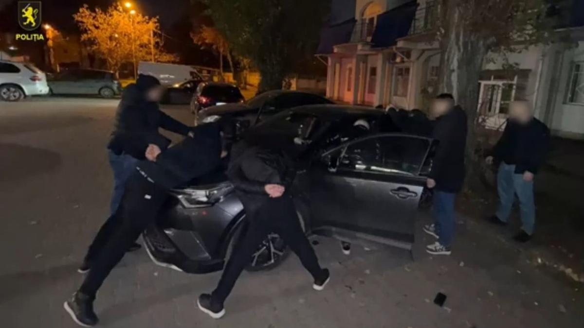Polițiști Galați arestând suspecți în cartierul Micro 40 Polițiști Galați arestând suspecți în cartierul Micro 40