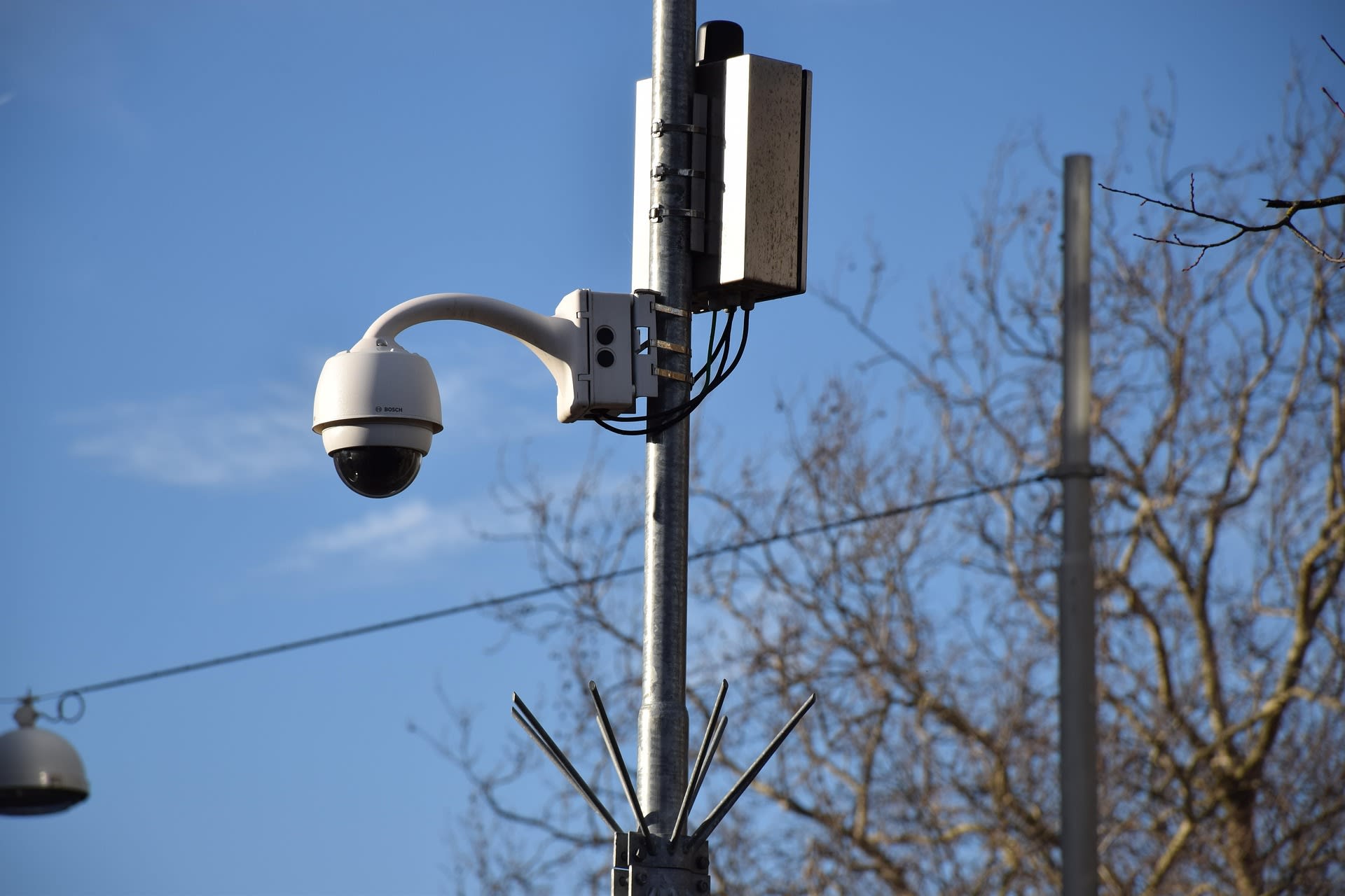 Polițiști în acțiune, camere de supraveghere și alertă falsă