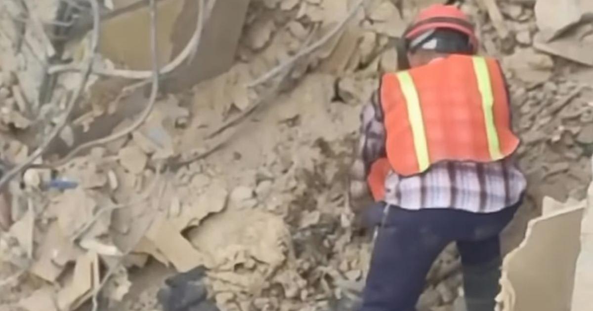 Hugo Rivera căutând printre ruine după cutremur în Venezuela