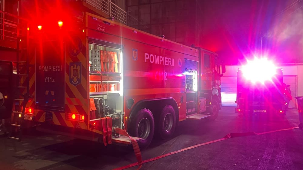 Pompieri în acțiune stingând un incendiu la o casă din Ovidiu Pompieri în acțiune stingând un incendiu la o casă din Ovidiu