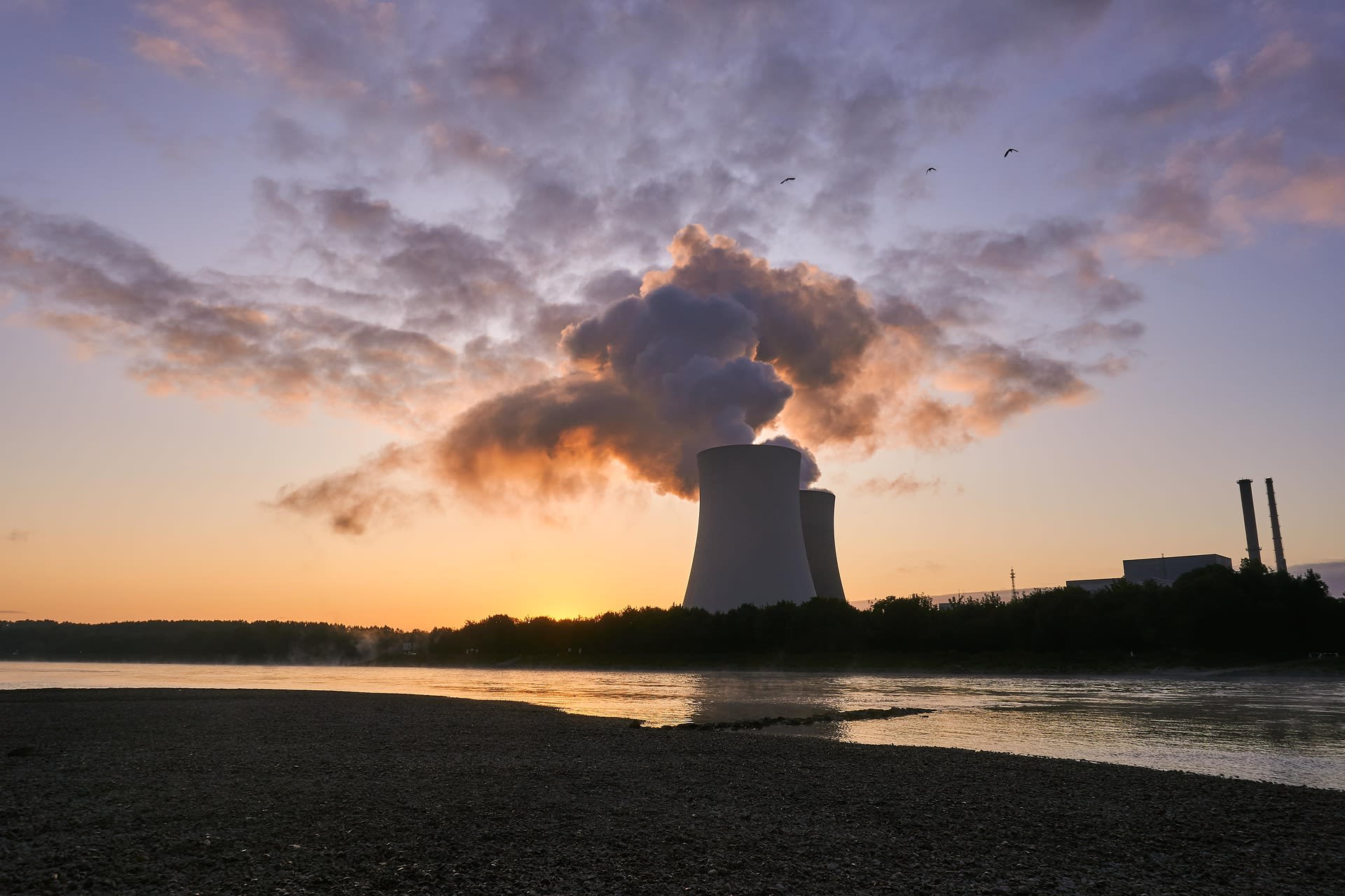 Camion cu radiații și centrale nucleare în fundal Camion cu radiații și centrale nucleare în fundal