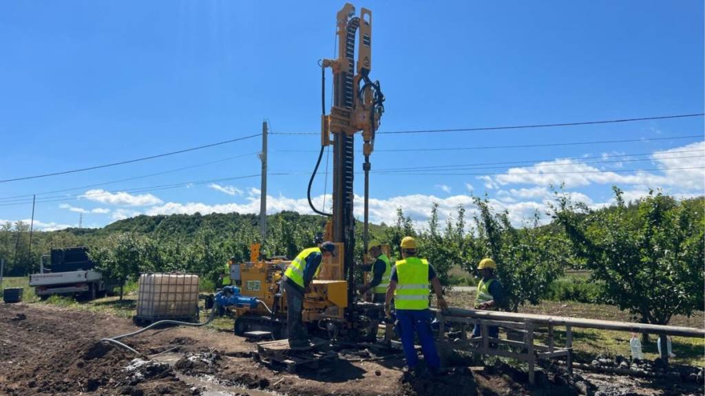Echipă de ingineri efectuând foraje geotehnice pentru autostrada Brașov-Bacău Echipă de ingineri efectuând foraje geotehnice pentru autostrada Brașov-Bacău