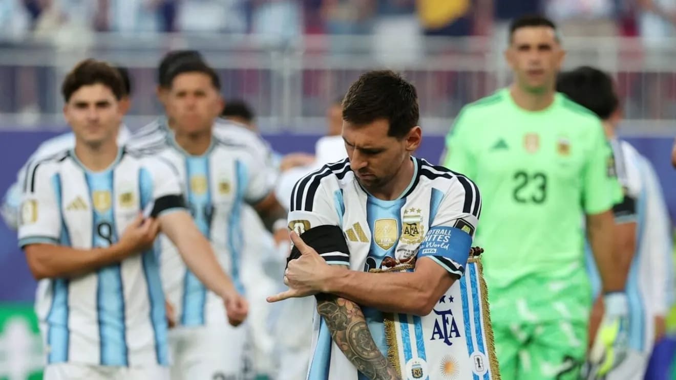Lionel Messi în timpul unui meci de fotbal, emoționat, pe teren