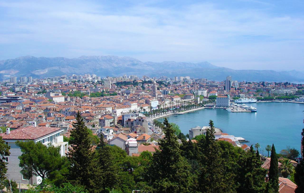 Clădiri rezidențiale moderne în Europa, cu focus pe piața imobiliară