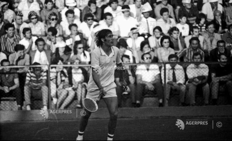 Ilie Năstase în timpul unui meci de tenis, acțiune pe teren Ilie Năstase în timpul unui meci de tenis, acțiune pe teren