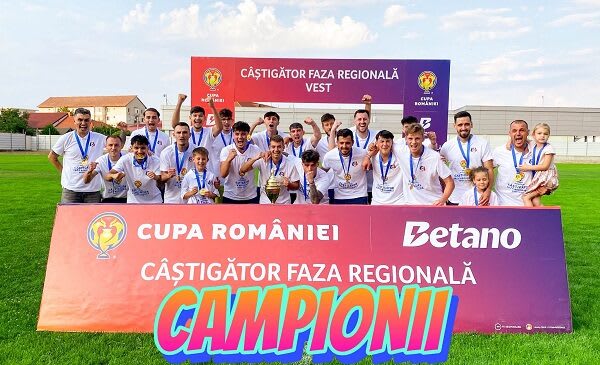 Jucători de fotbal în acțiune pe terenul de la Orăștie Jucători de fotbal în acțiune pe terenul de la Orăștie
