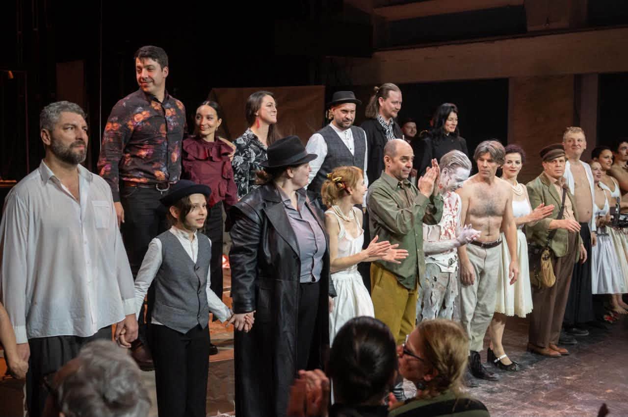 Spectacol teatral din Timișoara pe scenă, actori în acțiune
