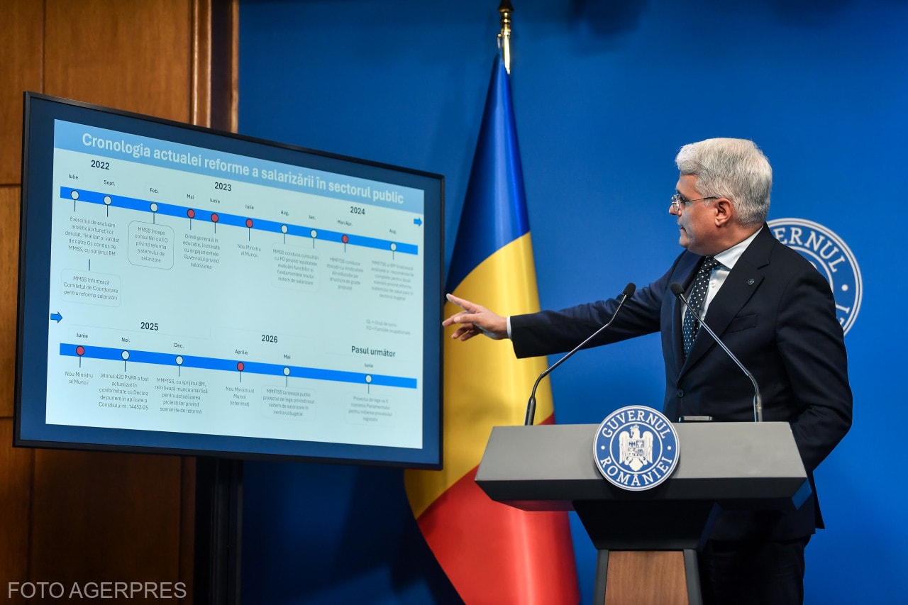 Primar și funcționari publici în ședință administrativă Primar și funcționari publici în ședință administrativă