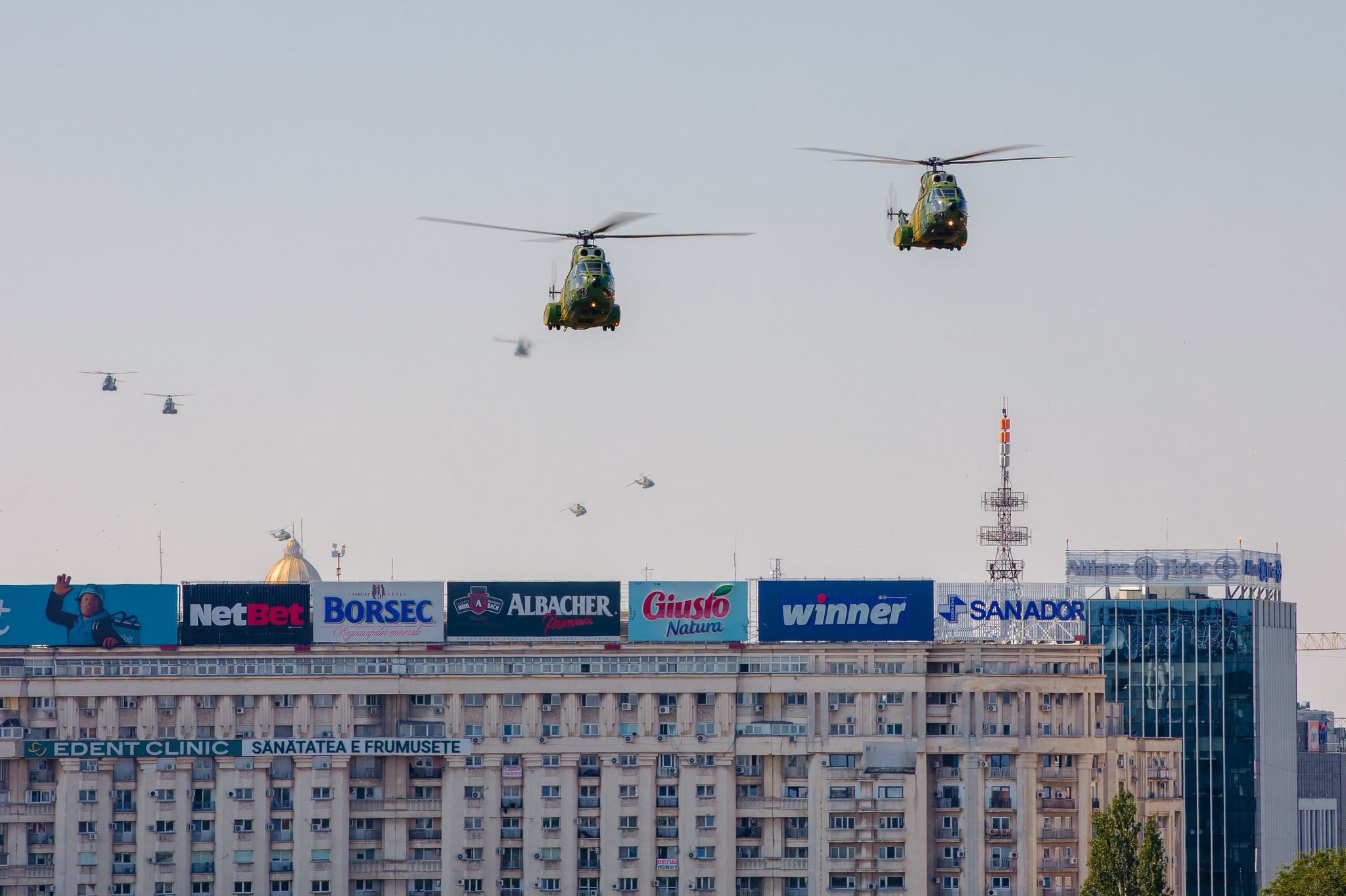 Avioane militare survolează Bucureștiul în timpul spectacolului aerian Avioane militare survolează Bucureștiul în timpul spectacolului aerian