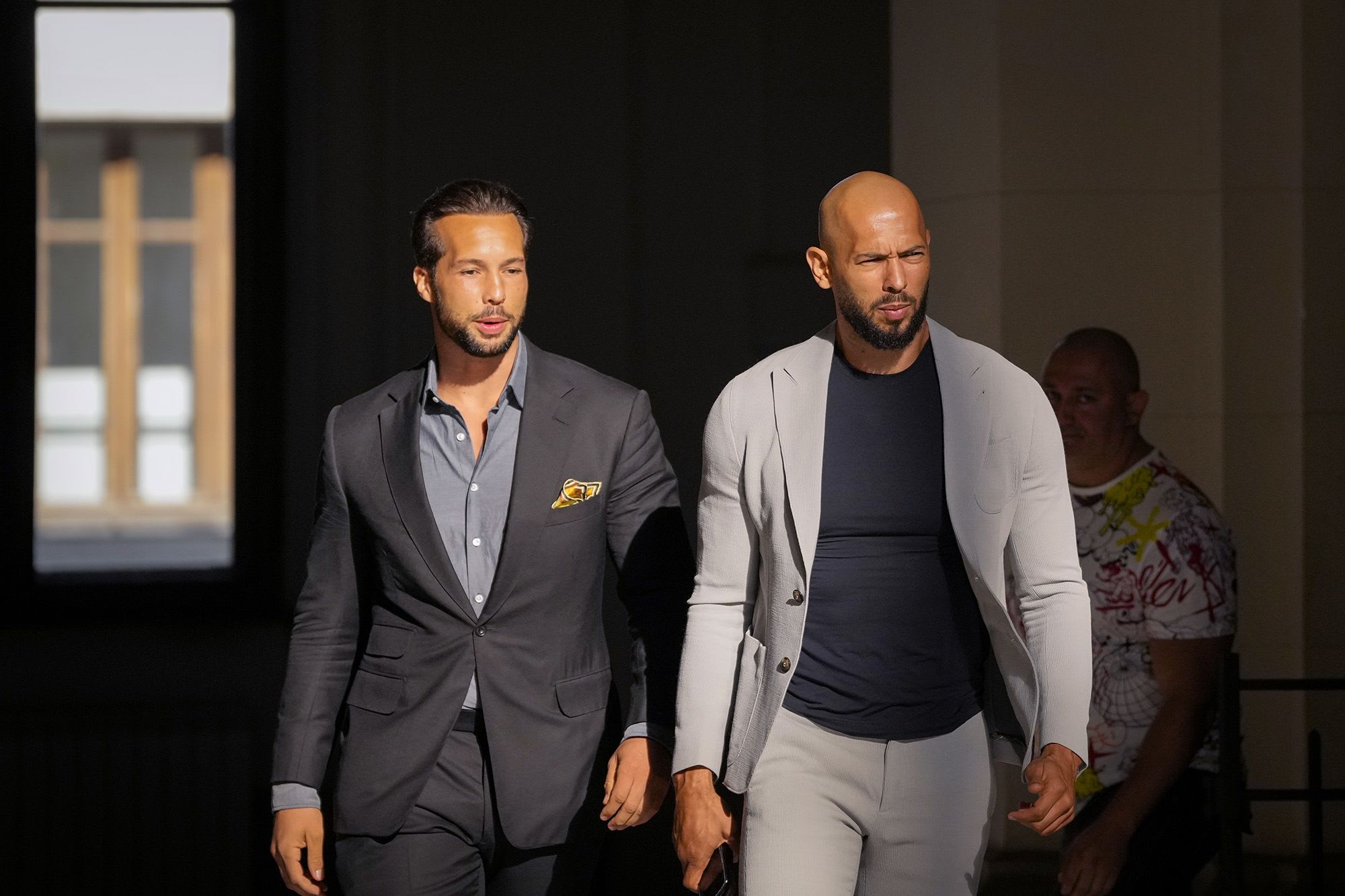 Frați Andrew și Tristan Tate în fața tribunalului, Miami, SUA Frați Andrew și Tristan Tate în fața tribunalului, Miami, SUA