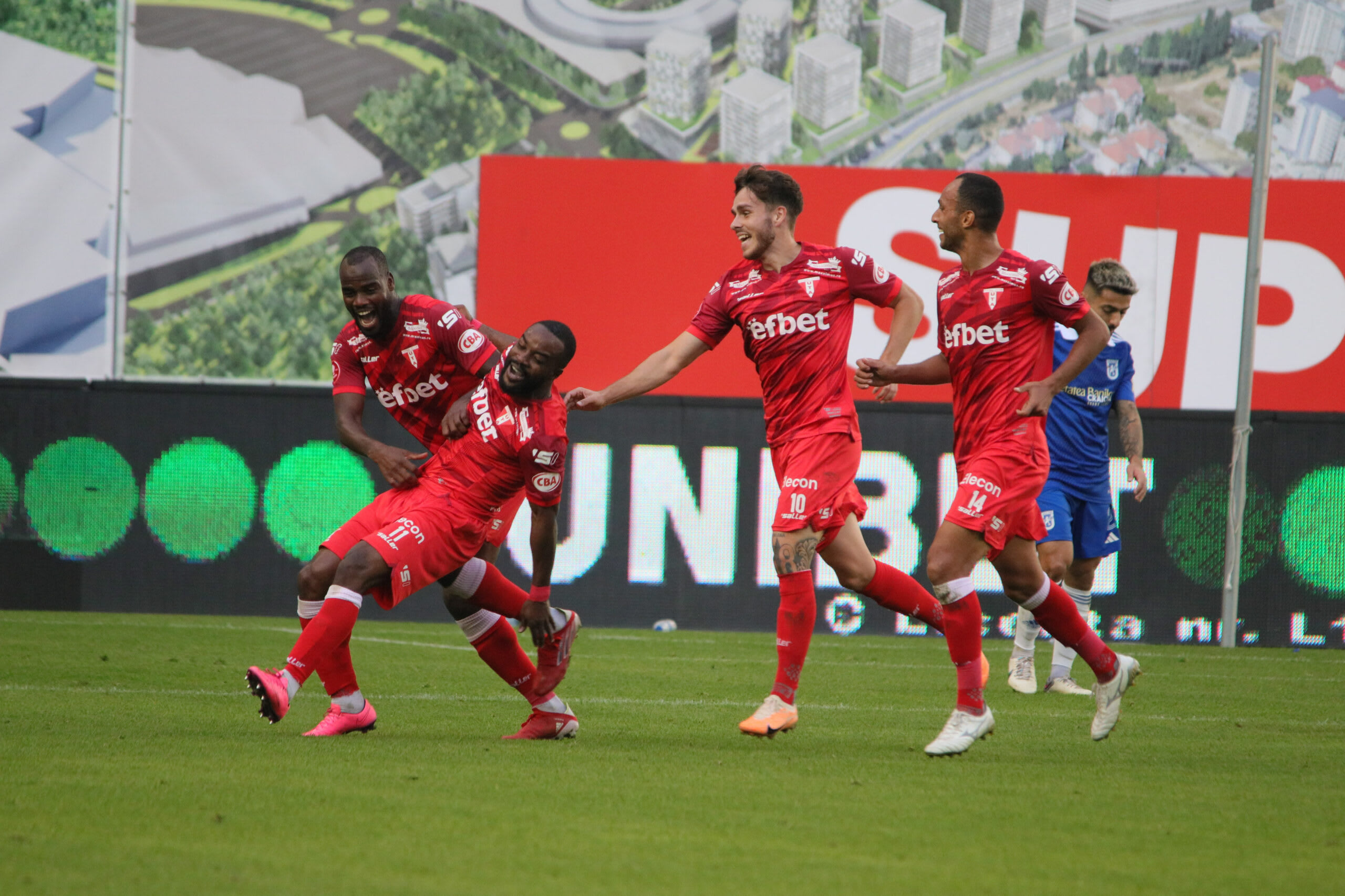 Fotbal pe stadionul Ion Oblemenco, Craiova, spectatori, acțiune de joc