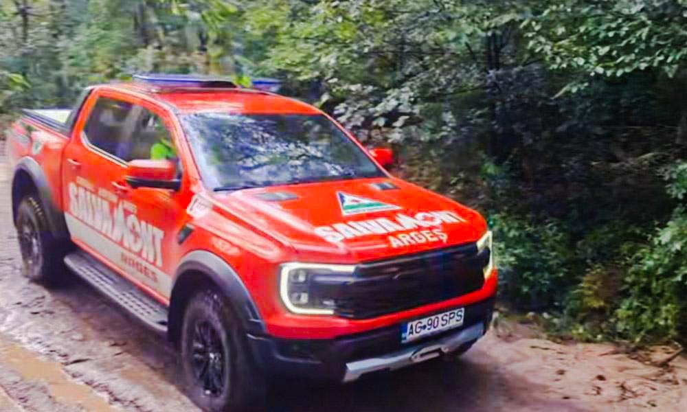 Salvamontiști și pompieri intervenind în zona Valea Rea, județul Argeș Salvamontiști și pompieri intervenind în zona Valea Rea, județul Argeș