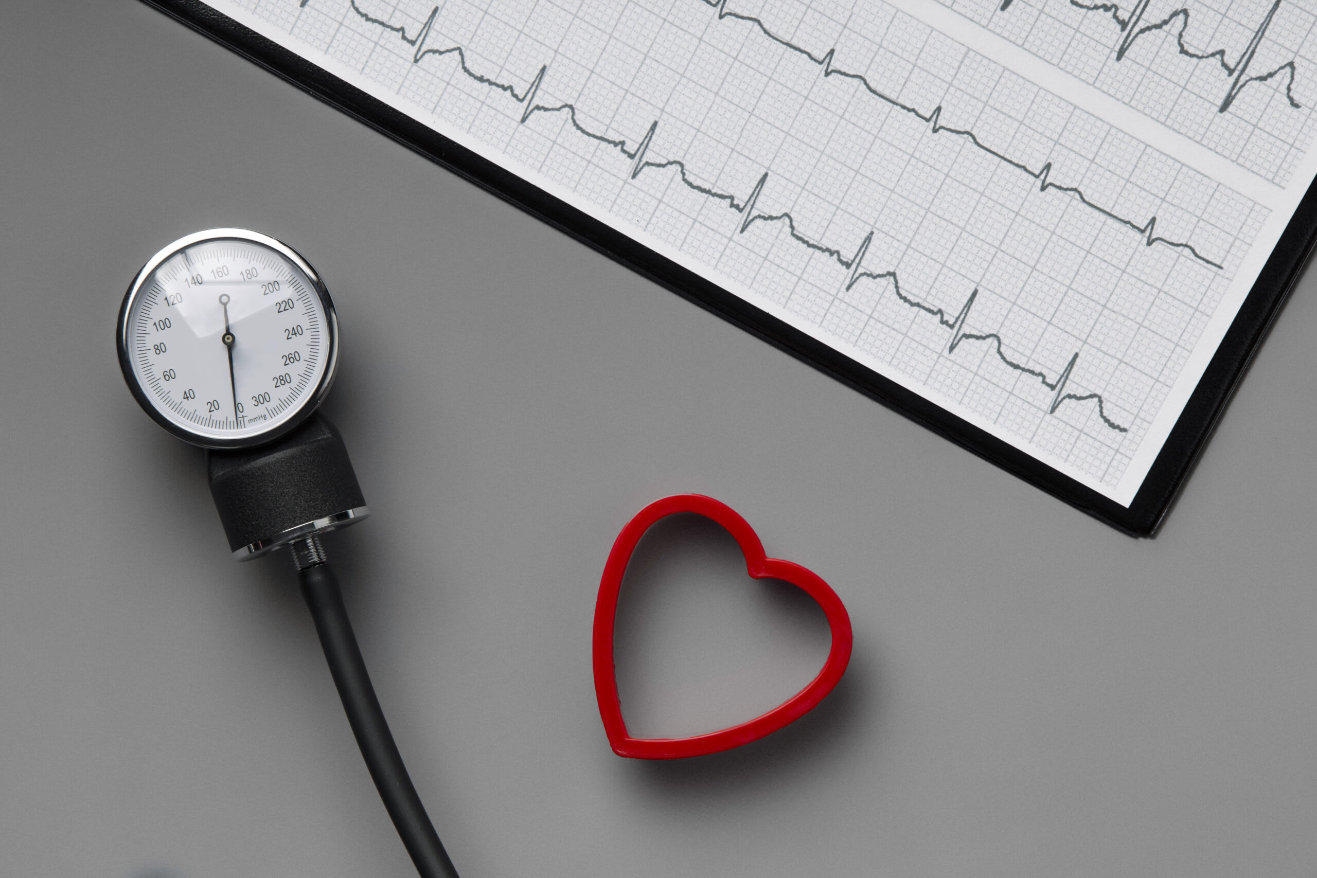 Femeie în spital cu dureri în piept, medici în fundal Femeie în spital cu dureri în piept, medici în fundal