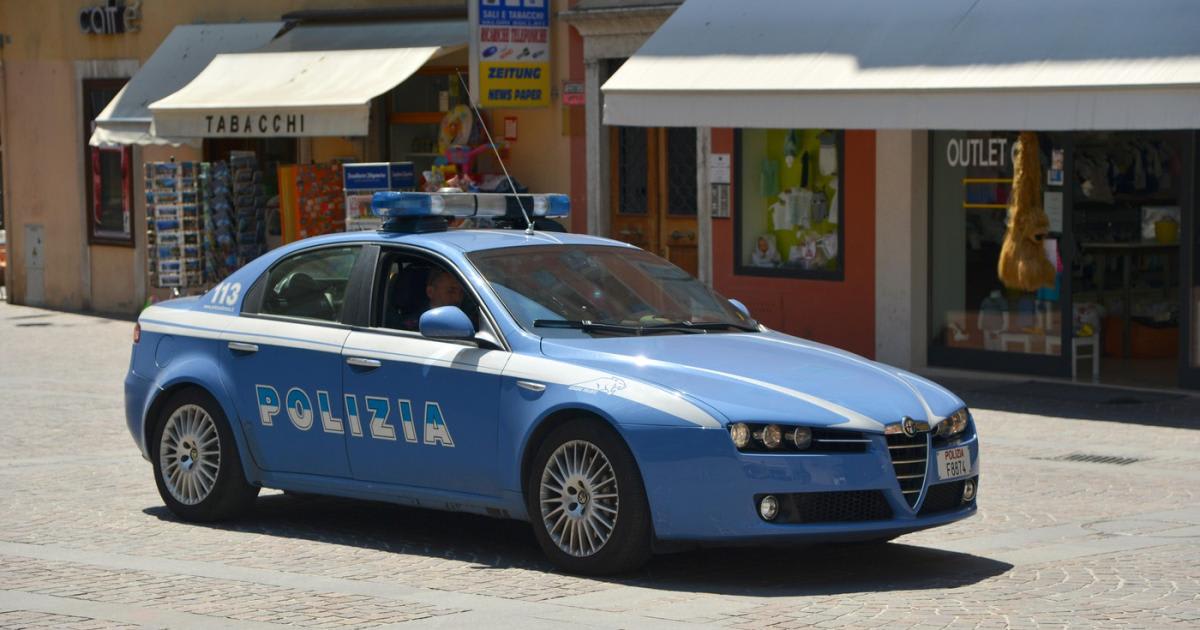 Polițiști italieni arestând un suspect român în timpul intervenției