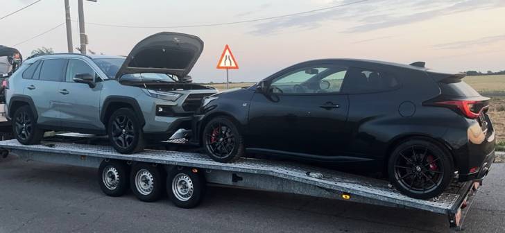 Polițiști de frontieră verificând o autoutilitară cu două mașini fără numere în trafic, Timișoara