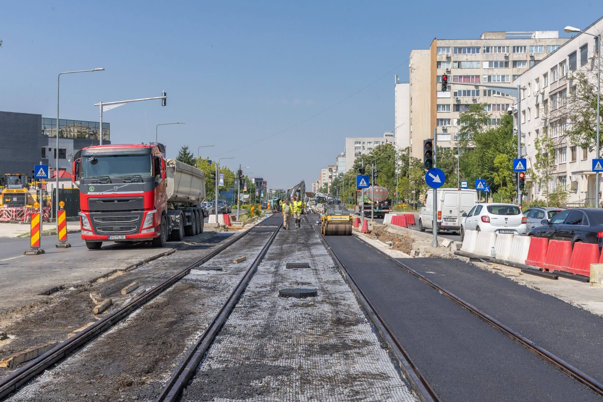 Lucrări de asfaltare la liniile de tramvai pe Prelungirea Ghencea în București Lucrări de asfaltare la liniile de tramvai pe Prelungirea Ghencea în București
