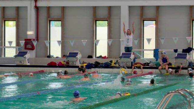 Bazin de înot din Brașov cu sportivi și oficiali la eveniment Bazin de înot din Brașov cu sportivi și oficiali la eveniment