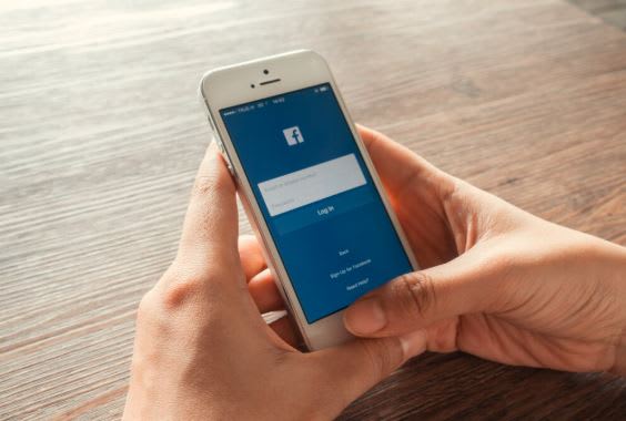 Utilizatori Facebook în fața computerelor, încercând să se conecteze