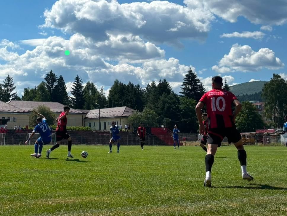 Jucători CSM Săcele sărbătorind victoria în amical Jucători CSM Săcele sărbătorind victoria în amical