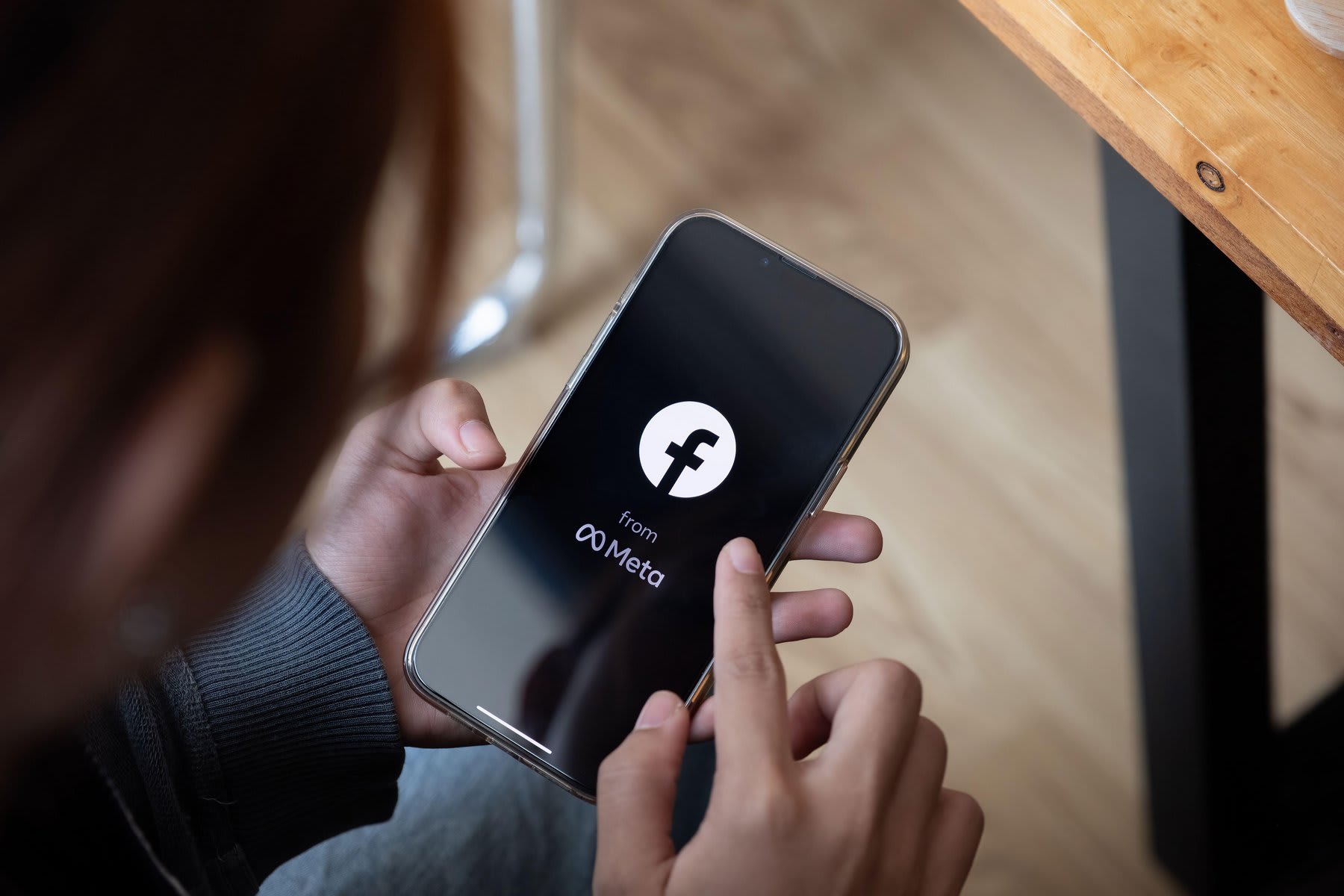 Utilizator deschide Facebook pe telefonul mobil în timpul unei probleme tehnice Utilizator deschide Facebook pe telefonul mobil în timpul unei probleme tehnice