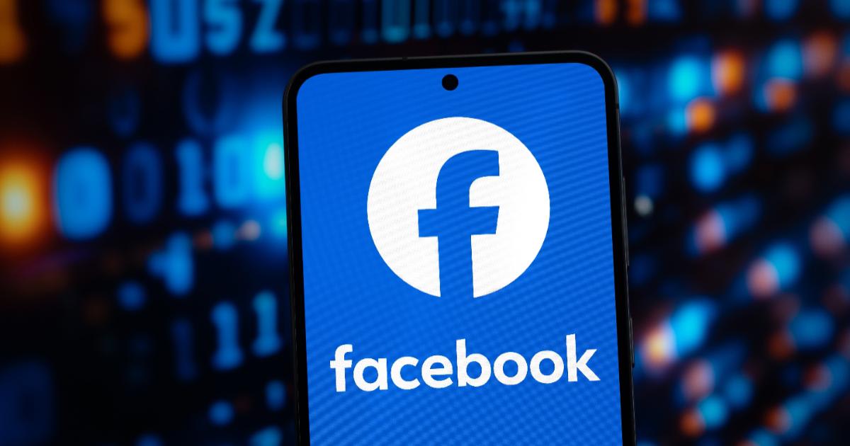 Utilizatori în fața calculatorului cu mesaj de eroare Facebook Utilizatori în fața calculatorului cu mesaj de eroare Facebook