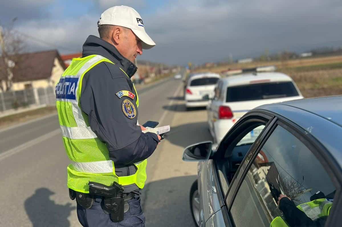 Polițiști verificând autovehicule în Reghin