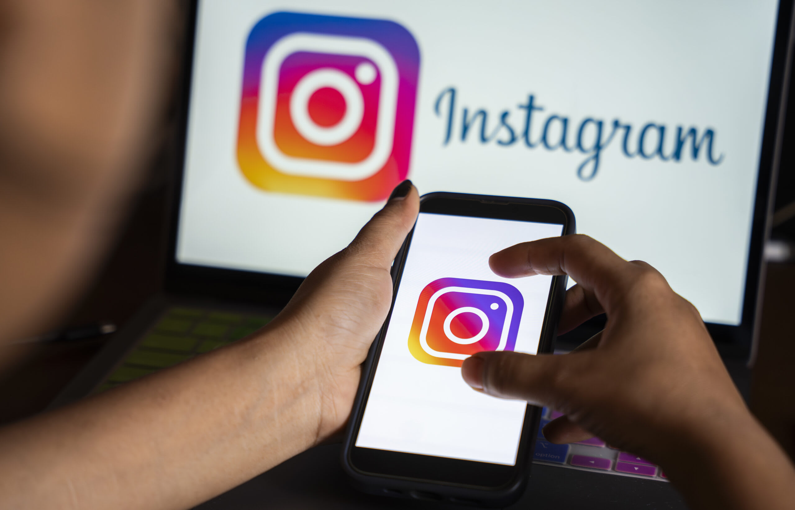 Utilizatori Facebook și Instagram în fața ecranelor, simboluri de eroare Utilizatori Facebook și Instagram în fața ecranelor, simboluri de eroare