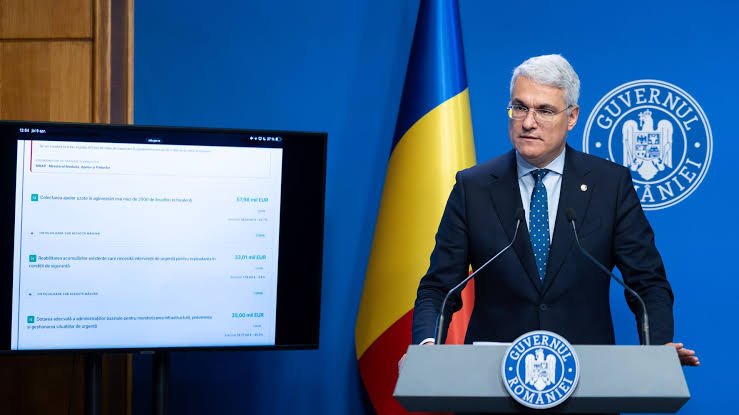 Angajați în instituții publice discutând despre salarii și sporuri