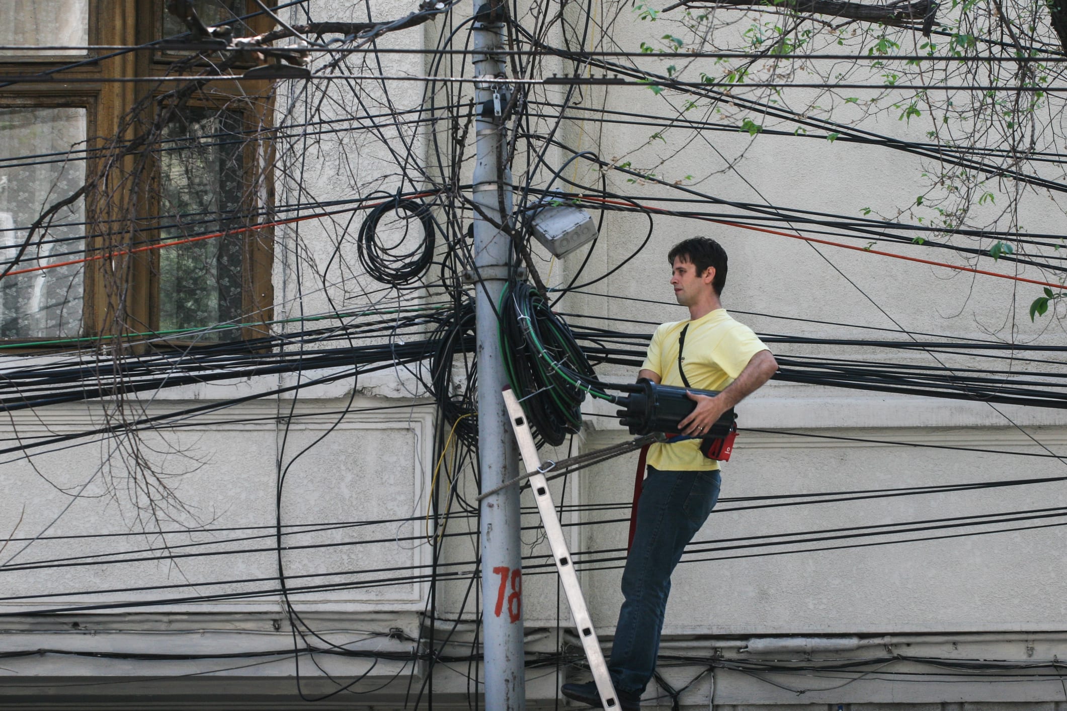 Cabluri de telecomunicații pe stâlpi în București Cabluri de telecomunicații pe stâlpi în București