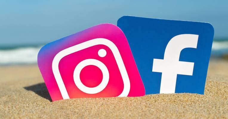 Utilizatori conectați la Facebook și Instagram pe telefon și calculator Utilizatori conectați la Facebook și Instagram pe telefon și calculator