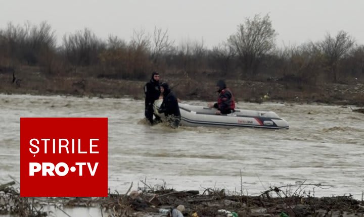 Hidrologi în acțiune cu echipament de intervenție în zona inundată