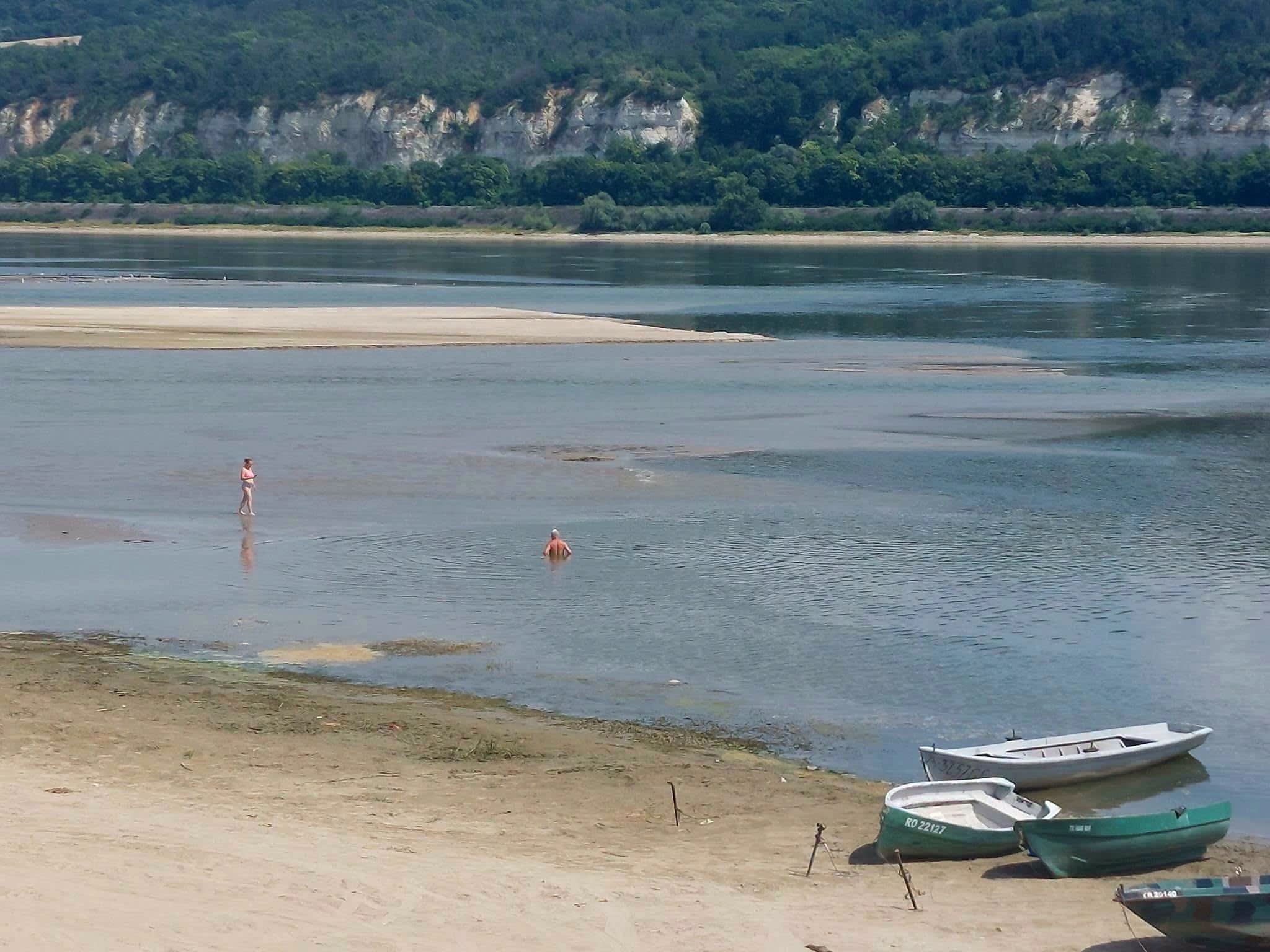 Nivel scăzut al Dunării la Corabia, cu oameni pe mal