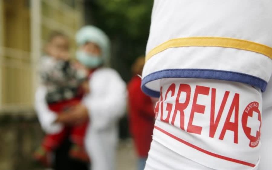 Personal medical protestând în fața spitalelor din Brașov